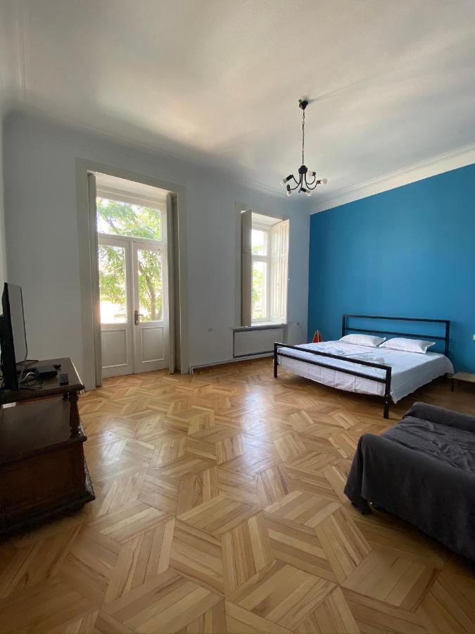 Red Door Apartment Tbilisi Bagian luar foto